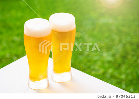 ビールを楽しむ ビールを楽しむ 97046213