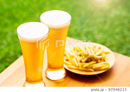 ビールを楽しむ 97046215