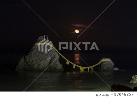 赤い月の夫婦岩 97046857