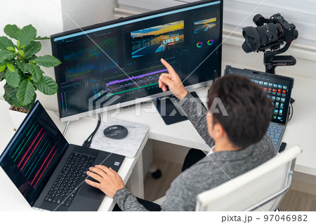 動画・映像クリエイター 男性　動画マーケティング　編集　宣伝活動　俯瞰　マルチディスプレイ　ジンバル 97046982