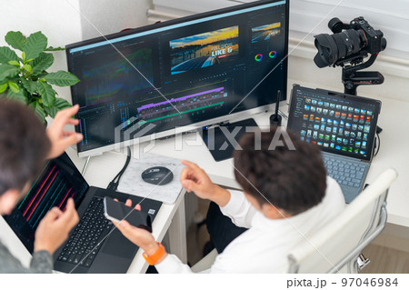 動画・映像クリエイター 男性　動画マーケティング　編集　宣伝活動　俯瞰　ジンバル　2人　スマホ　指示 97046984