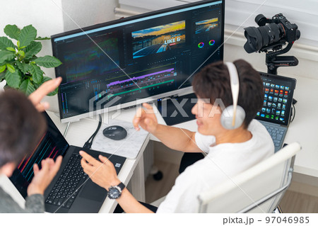 動画・映像クリエイター 男性 動画マーケティング 編集 宣伝活動 俯瞰 ジンバル 2人 スマホ 指示 動画・映像クリエイター 男性 動画マーケティング 編集 宣伝活動 俯瞰 ジンバル 2人 スマホ 指示 97046985