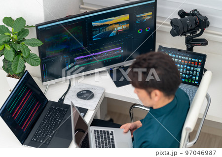 動画・映像クリエイター 男性　動画マーケティング　編集　宣伝活動　俯瞰　マルチディスプレイ　ジンバル 97046987