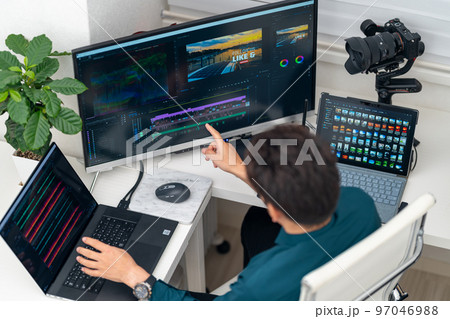 動画・映像クリエイター 男性　動画マーケティング　編集　宣伝活動　俯瞰　マルチディスプレイ　ジンバル 97046988