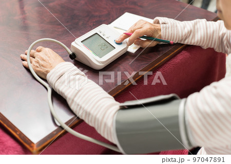 血圧を測るシニア女性 97047891