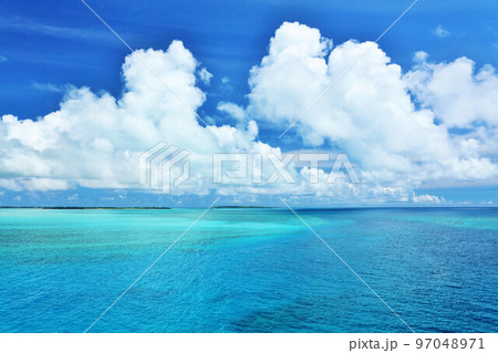 沖縄　宮古島の青空と海 97048971