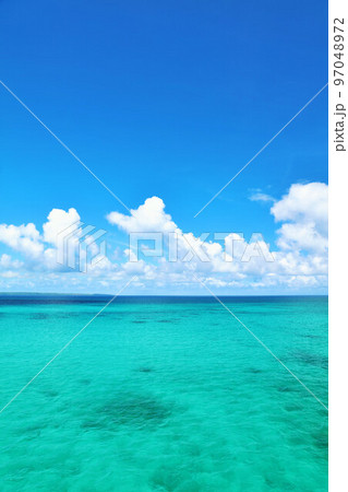 沖縄　宮古島の青空と海 97048972
