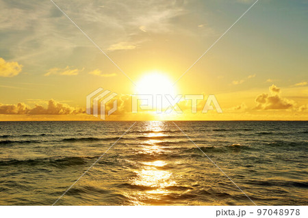 沖縄 宮古島 夕暮れの海 沖縄 宮古島 夕暮れの海 97048978