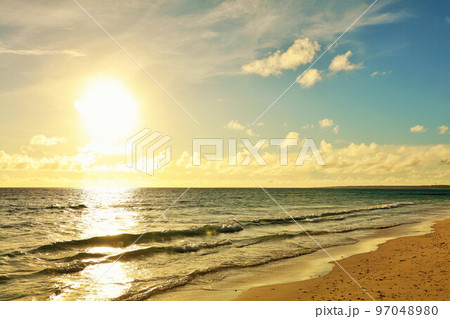 沖縄　宮古島　夕暮れの海 97048980