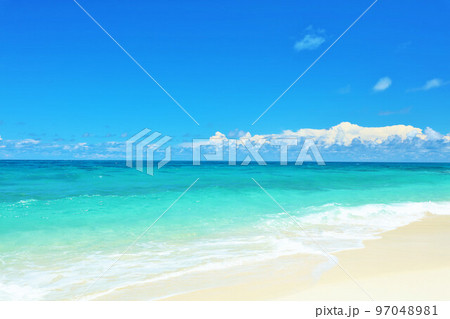 沖縄　宮古島の青空と海 97048981