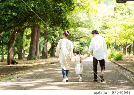 公園を歩くファミリー 97049643