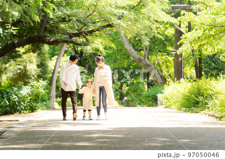 公園を歩くファミリー 公園を歩くファミリー 97050046