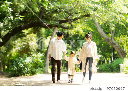 公園を歩くファミリー 97050047