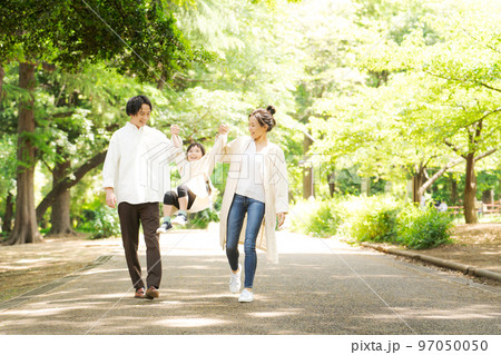 公園を歩くファミリー 97050050