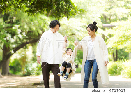 公園を歩くファミリー 97050054