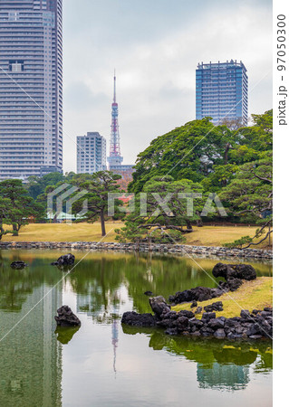 秋の東京　紅葉の浜離宮恩賜庭園と東京タワー 97050300