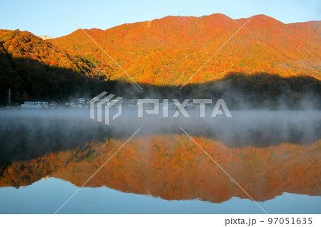 長野県大町市平 青木湖畔の朝日を受ける山の紅葉と湖面の毛嵐ごしの反射 長野県大町市平 青木湖畔の朝日を受ける山の紅葉と湖面の毛嵐ごしの反射 97051635