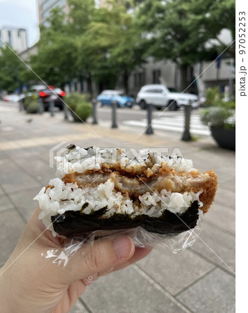 味噌カツ入りのおにぎらず(海苔巻きサンド) 味噌カツ入りのおにぎらず(海苔巻きサンド) 97052253