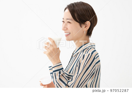 牛乳を飲む女性 プロテイン 健康 牛乳を飲む女性 プロテイン 健康 97052287
