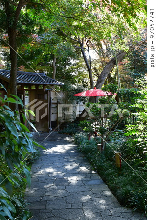 晩秋の嚶鳴庵 晩秋の嚶鳴庵 97052741