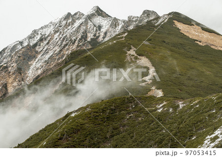晴天の下で長野と岐阜の県境の西穂高岳稜線から見るアルプスの稜線　北アルプスの山々 97053415