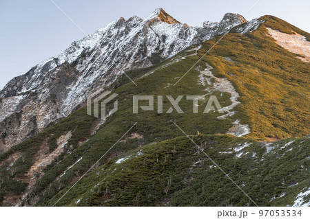 曇天の下で長野と岐阜の県境の西穂高岳稜線から見るアルプスの稜線　雲流れる北アルプスの山々 97053534