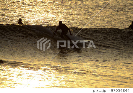 黄昏のサーファー 97054844