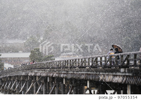 雪の嵐山 97055354