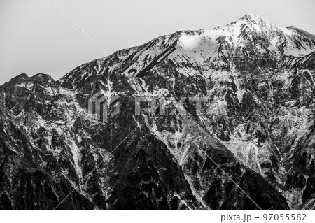 日本アルプスの稜線から見る初冬の北アルプス　山の頂上に雪が降り積もる　雪化粧する北アルプスの山々 97055582