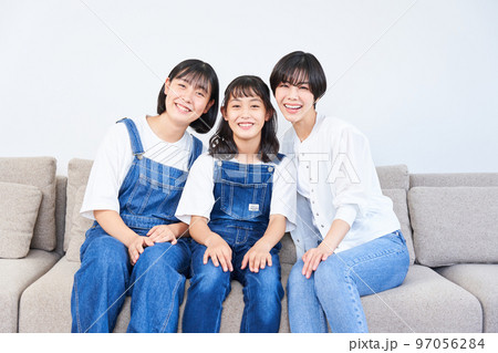 ソファーに座る姉妹と母親 ソファーに座る姉妹と母親 97056284