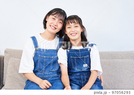 ソファーに座る姉妹 97056293