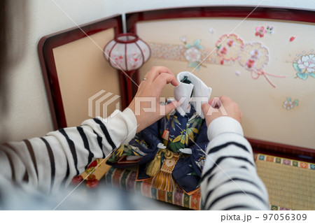 お雛様を飾る。お雛様をしまう。 97056309