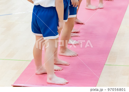 小学生が体育館で運動するイメージ画像 小学生が体育館で運動するイメージ画像 97056801