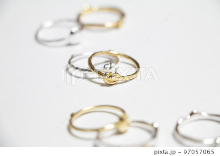 複数のアクセサリーが散らばったおしゃれな雰囲気の指輪のイメージ画像 複数のアクセサリーが散らばったおしゃれな雰囲気の指輪のイメージ画像 97057065