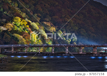 嵐山の紅葉ライトアップ 嵐山の紅葉ライトアップ 97057158