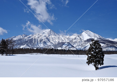 雪原と妙高山 雪原と妙高山 97057186