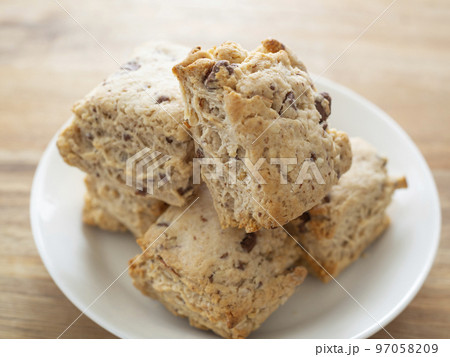 手作りのチョコレートとナッツのスコーン 手作りのチョコレートとナッツのスコーン 97058209