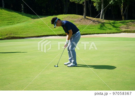 ゴルフプレー ゴルファー グリーン上のパターパーパット ゴルフプレー ゴルファー グリーン上のパターパーパット 97058367