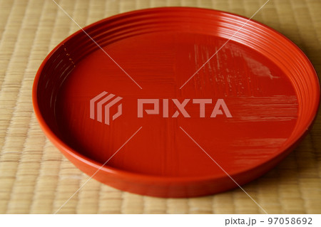 美しい朱塗りの盆 美しい朱塗りの盆 97058692