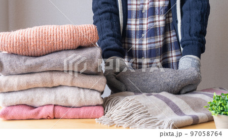 冬物の服をたたむ｜洗濯物・衣替えイメージ 97058764