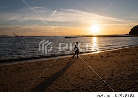 夕暮れ時の浜辺　 97059393