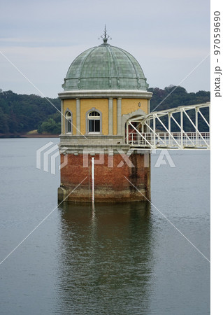 村山下貯水池の取水塔(多摩湖) 村山下貯水池の取水塔(多摩湖) 97059690