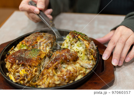 美味しそうな広島焼き 97060357