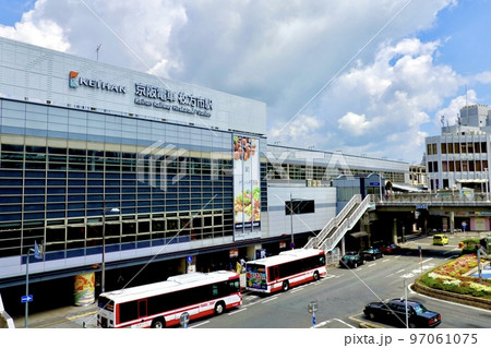 2023年までの京阪電車枚方市駅東口の陸橋東側を臨む風景　大阪府枚方市 97061075