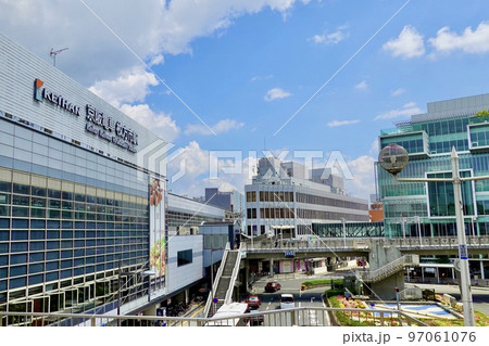 2023年までの京阪電車枚方市駅東口の陸橋東側を臨む風景　大阪府枚方市 97061076