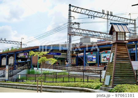 京阪電車枚方公園駅西出口と歴史街道枚方宿モニュメント　大阪府枚方市　 97061101