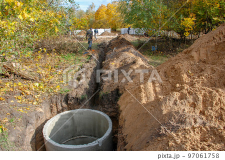 The construction of the sewer to the house 97061758