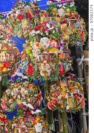 酉の市　熊手　商売繁盛　色鮮やか　家内安全　神社　年末　正月 97062574