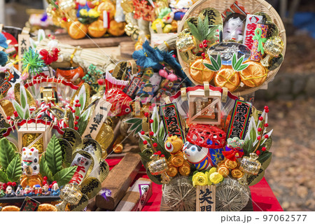 酉の市　熊手　商売繁盛　色鮮やか　家内安全　神社　年末　正月 97062577