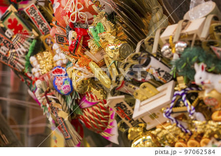 酉の市　熊手　商売繁盛　色鮮やか　家内安全　神社　年末　正月 97062584